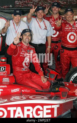 Dario Franchitti, pilote de l'Indy Racing League, et ses coéquipiers célèbrent son championnat IndyCar Series après le Cafe do Brasil Indy 300 qui s'est tenu au Homestead - Miami Speedway. Homestead, Floride. 10/02/10. Banque D'Images