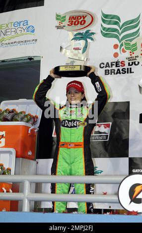 Danica Patrick, pilote de l'Indy Racing League, célèbre sa deuxième place au Cafe do Brasil Indy 300 qui s'est tenu au Homestead - Miami Speedway. Homestead, Floride. 10/02/10. Banque D'Images