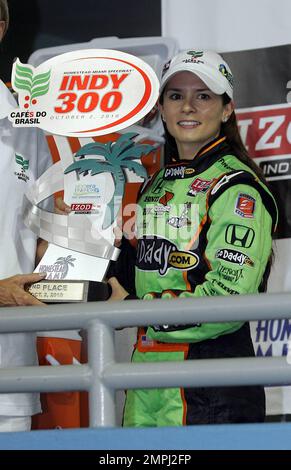 Danica Patrick, pilote de l'Indy Racing League, célèbre sa deuxième place au Cafe do Brasil Indy 300 qui s'est tenu au Homestead - Miami Speedway. Homestead, Floride. 10/02/10. Banque D'Images