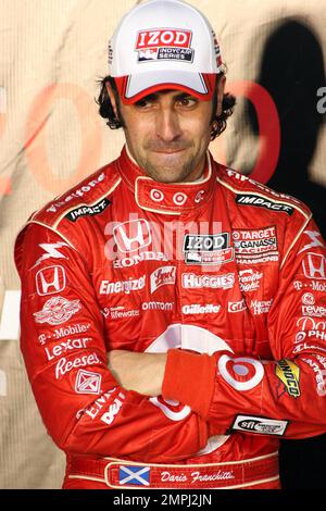 Dario Franchitti, pilote de l'Indy Racing League, et ses coéquipiers célèbrent son championnat IndyCar Series après le Cafe do Brasil Indy 300 qui s'est tenu au Homestead - Miami Speedway. Homestead, Floride. 10/02/10. Banque D'Images