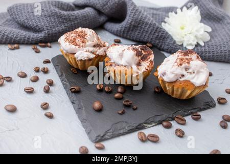 3 petits gâteaux faits maison sur un carrelage en pierre noire, mise au point en gros plan Banque D'Images