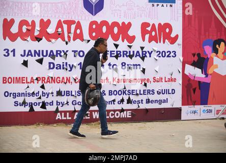 Kolkata, Bengale occidental, Inde. 31st janvier 2023. Le premier jour de treize jours (31 janvier à 12 février 2023) de la 'Foire internationale du livre de Kolkata 46th', est ouvert au public. Le salon du livre, l'un des plus grands de l'est de l'Inde, en Espagne, est le pays à thème de la foire. Il y a environ 700 stands et 200 stands Little Magazine à cette foire populaire. (Credit image: © Biswarup Ganguly/Pacific Press via ZUMA Press Wire) USAGE ÉDITORIAL SEULEMENT! Non destiné À un usage commercial ! Banque D'Images