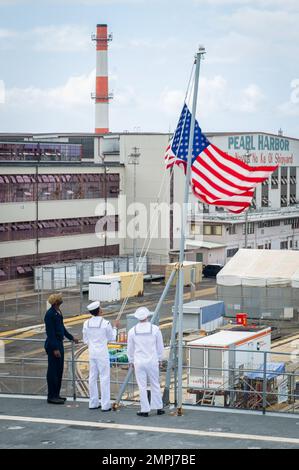 HONOLULU (22 octobre 2022) – les marins affectés au sous-marin de classe Emory S. Land USS Frank Cable (AS 40) décalent les couleurs à mesure que le navire quitte joint base Pearl Harbor-Hickam, le 22 octobre 2022. Frank Cable, déployé vers l'île de Guam, répare, réarme et réarme les sous-marins et les navires de surface dans la région Indo-Pacifique. Banque D'Images