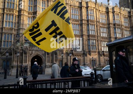 Les démontrateurs de 30 janvier 2023 protestent en face de la Chambre des Lords alors que le projet de loi visant à donner plus de pouvoir à la police est débattu Banque D'Images