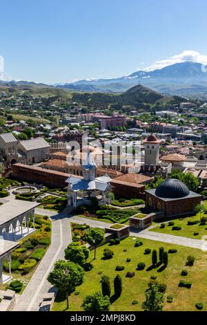 Paysage de la cour du château d'Akhaltsikhe (Rabati), forteresse médiévale à Akhaltsikhe, Géorgie avec village d'Akhaltsikhe et montagnes du petit Caucase. Banque D'Images