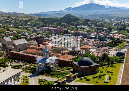 Paysage de la cour du château d'Akhaltsikhe (Rabati), forteresse médiévale à Akhaltsikhe, Géorgie avec village d'Akhaltsikhe et montagnes du petit Caucase. Banque D'Images