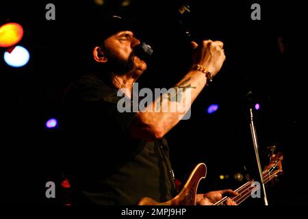 Lemmy Kilmister joue en direct au Camp Freddy Benefit pour Mario Maglieri tenu au Whiskey a Go à West Hollywood, CA. 1/24/11. Banque D'Images