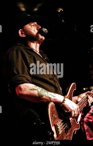 Lemmy Kilmister joue en direct au Camp Freddy Benefit pour Mario Maglieri tenu au Whiskey a Go à West Hollywood, CA. 1/24/11. Banque D'Images