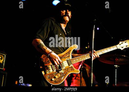 Lemmy Kilmister joue en direct au Camp Freddy Benefit pour Mario Maglieri tenu au Whiskey a Go à West Hollywood, CA. 1/24/11. Banque D'Images