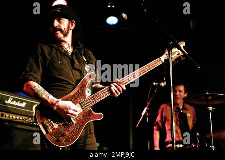 Lemmy Kilmister joue en direct au Camp Freddy Benefit pour Mario Maglieri tenu au Whiskey a Go à West Hollywood, CA. 1/24/11. Banque D'Images