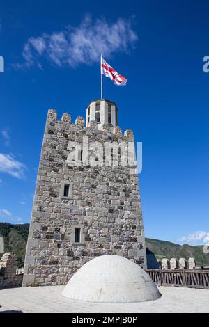 Tour de guet d'Akhaltsikhe (Rabati) Château dans la haute Citadelle, forteresse médiévale à Akhaltsikhe avec drapeau national géorgien au sommet, Géorgie. Banque D'Images