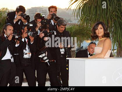 Salma Hayek assiste à la cérémonie de clôture du Palme dÕOr Award pour le Festival de Cannes 63rd. Le film thaïlandais Loong Boonmee raleuk chat (titre anglais: Oncle Boonmee qui peut rappeler ses vies passées), réalisé par Apichatpong Weerasethakul, a remporté le premier prix du festival, le Palme dÕOr convoité. Cannes, FR. 05/23/10. Banque D'Images