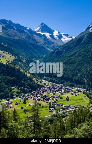 Vue aérienne sur le village des Haudères dans la vallée du Val d’Hérens, le sommet de la montagne Dent Blance au loin. Banque D'Images