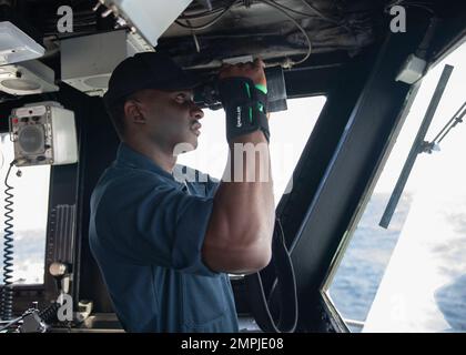 221027-N-EU502-1034 MER DE CHINE DE L'EST (27 octobre 2022) – le Matelot de 1re classe Akheem Gallimore, de New York, se dresse à bord du porte-avions amphibie USS Tripoli (LHA 7) le 27 octobre 2022. Tripoli opère dans la zone d'opérations de la flotte américaine 7th afin d'améliorer l'interopérabilité avec ses alliés et ses partenaires et de servir de force de réaction prête à l'emploi pour défendre la paix et maintenir la stabilité dans la région Indo-Pacifique. Banque D'Images