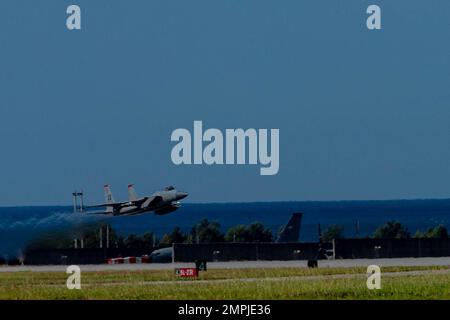 Un aigle F-15C de la Force aérienne des États-Unis prend son envol lors de l'exercice Katana Strike à la base aérienne de Kadena, à Okinawa, au Japon, le 26 octobre 2022. La grève de Katana est dirigée par le groupe d'information de la Force expéditionnaire maritime III et est conçue pour démontrer sa compétence dans la planification, la coordination et l'exécution de la force conjointe de la coalition dans un environnement maritime qui utilise des forces terrestres pour lancer le cycle de ciblage. Katana Strike présente 5th Air Naval Gunfire liaison Company, qui sert de centre central pour la conduite de communications à long terme entre des unités communes terrestres, navales et aériennes sur multi Banque D'Images