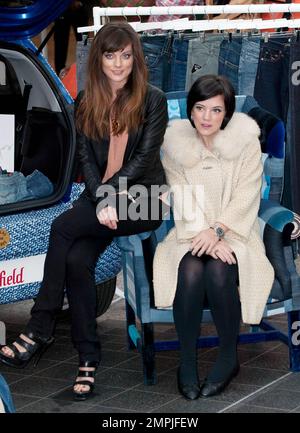 Mary Portas, conseillère au détail anglaise, Lily Allen, chanteuse pop enceinte, directrice générale des sifflets britanniques Jane Shepherdson et Sarah Owen, demi-sœur de Lily, apparaissent au lancement de la foire des chaussures de voiture du centre commercial Westfield, célébrant la semaine de la mode de Londres. Lors de l'événement, 18 nouvelles voitures Hyundai i20 ont été piratées par les marques les plus prisées de Londres, notamment Topshop, Oasis, sifflets, Ted Baker, Wolford, SWAROVSKI, Firetrap et House of Fraser. Femme enceinte Lily était belle, chaude et confortable dans son manteau inspiré de 60s, maquillage et jolis plats noirs. Londres, Royaume-Uni. 09/21/10. Banque D'Images