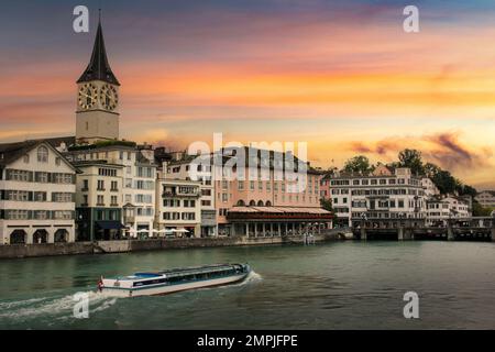 Paysage urbain de Zurich, Suisse, au coucher du soleil. Banque D'Images