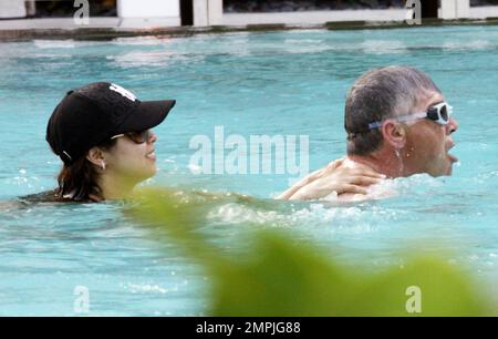Ancien footballeur italien et actuel directeur du club de football de Chelsea (gagnant $9,5 millions par an) Carlo Ancelotti, 50 ans, passe l'après-midi au bord de la piscine avec sa petite amie Marina Cretu, 31 ans, qui portait un chapeau Chelsea. Le couple a passé l'après-midi à s'allonger, à se prélasser, à fumer et à boire des boissons sucrées, dont certaines ont été arrosées par le crétu. Ancelotti et Cretu ont commencé à dater l'année dernière après que la femme d'Ancelotti de 25 ans, Luisa Ancelotti, l'aurait quitté. Miami Beach, Floride. 05/27/10. . Banque D'Images