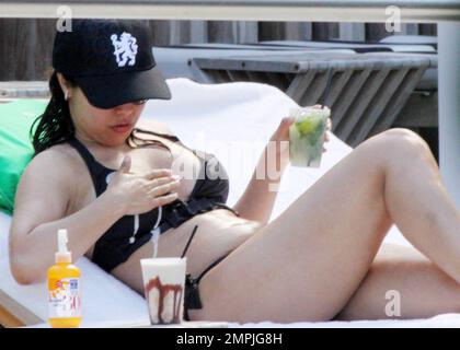 Ancien footballeur italien et actuel directeur du club de football de Chelsea (gagnant $9,5 millions par an) Carlo Ancelotti, 50 ans, passe l'après-midi au bord de la piscine avec sa petite amie Marina Cretu, 31 ans, qui portait un chapeau Chelsea. Le couple a passé l'après-midi à s'allonger, à se prélasser, à fumer et à boire des boissons sucrées, dont certaines ont été arrosées par le crétu. Ancelotti et Cretu ont commencé à dater l'année dernière après que la femme d'Ancelotti de 25 ans, Luisa Ancelotti, l'aurait quitté. Miami Beach, Floride. 05/27/10. . Banque D'Images