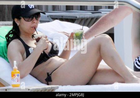 Ancien footballeur italien et actuel directeur du club de football de Chelsea (gagnant $9,5 millions par an) Carlo Ancelotti, 50 ans, passe l'après-midi au bord de la piscine avec sa petite amie Marina Cretu, 31 ans, qui portait un chapeau Chelsea. Le couple a passé l'après-midi à s'allonger, à se prélasser, à fumer et à boire des boissons sucrées, dont certaines ont été arrosées par le crétu. Ancelotti et Cretu ont commencé à dater l'année dernière après que la femme d'Ancelotti de 25 ans, Luisa Ancelotti, l'aurait quitté. Miami Beach, Floride. 05/27/10. . Banque D'Images