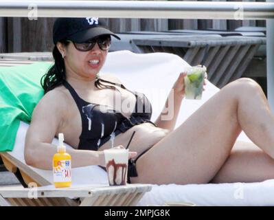 Ancien footballeur italien et actuel directeur du club de football de Chelsea (gagnant $9,5 millions par an) Carlo Ancelotti, 50 ans, passe l'après-midi au bord de la piscine avec sa petite amie Marina Cretu, 31 ans, qui portait un chapeau Chelsea. Le couple a passé l'après-midi à s'allonger, à se prélasser, à fumer et à boire des boissons sucrées, dont certaines ont été arrosées par le crétu. Ancelotti et Cretu ont commencé à dater l'année dernière après que la femme d'Ancelotti de 25 ans, Luisa Ancelotti, l'aurait quitté. Miami Beach, Floride. 05/27/10. . Banque D'Images