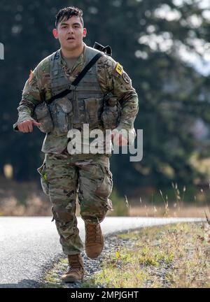 ÉTATS-UNIS Le sergent donair Mason de l'armée court le long d'une piste de char pendant l'épreuve de combat dans le cadre du Medical Readiness Command, concours de la meilleure médecine de l'année financière 2023 du Pacifique, le 27 octobre 2022 à la base conjointe Lewis-McChord, Washington. Huit des meilleurs soldats de MRC,P ont participé à dix événements sur trois jours, dont une marche de 15 miles de ruck, des tests de survie en eau, la stratégie de tir, les soins de combat aux victimes, et plus encore. Banque D'Images