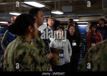 221027-N-MU675-3027 SAN DIEGO (27 octobre 2022) les membres de la Conférence d'orientation civile conjointe écoutent une présentation lors d'une visite des ponts du mess à bord du porte-avions de la classe Nimitz USS Abraham Lincoln (CVN 72). Abraham Lincoln est actuellement amarré côté jetée à la base aérienne navale de North Island pour soutenir les opérations de routine. Banque D'Images