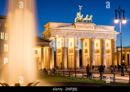 Quadriga ornemental, porte de Brandebourg, conçu par l'architecte Carl Gotthard Langhans, Berlin, Allemagne, europe Banque D'Images