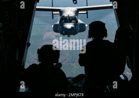 Les commandants de l'air, affectés à l'escadre des opérations spéciales de 1st à Hurlburt Field, participent à une séance d'entraînement le 27 octobre 2022. La mission principale de la SOS 8th est de fournir une réponse globale rapide à l'infiltration à longue distance, à l'exfiltration et au réapprovisionnement des forces d'opérations spéciales dans les territoires hostiles ou refusés. Banque D'Images