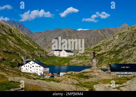 Le lac du Grant Saint-Bernard, les bâtiments et les paysages alpins sur le col du Grand Saint-Bernard. Banque D'Images