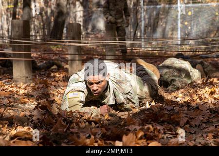 Le cadet Eddie Wilson, du Collège militaire de Géorgie, reste concentré tout en participant au cours de confiance lors du défi des Rangers du ROTC de l’Armée de 1st sur 28 octobre à fort KNOX, Ky. Le défi des Rangers dirige 26-29 octobre, et les deux meilleures équipes participent au concours de compétences militaires Sandhurst à l'Académie militaire de West point en avril 2023. | photo de Sarah Windmueller, États-Unis Affaires publiques du commandement des cadets de l'Armée Banque D'Images