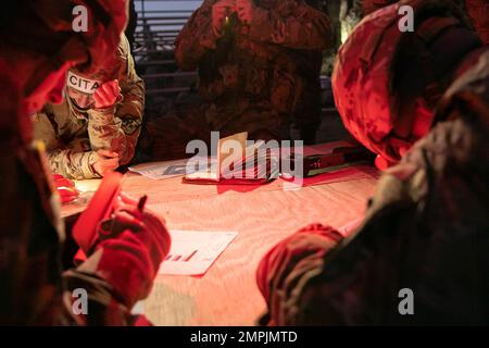 Les cadets de l’équipe alpha de la Citadelle travaillent ensemble pour tracer des itinéraires vers différents points de la carte lors de l’événement de navigation terrestre au cours du défi ROTC de l’Armée de terre 1st sur 28 octobre 2022 à fort KNOX, Ky. Le défi des Rangers dirige 26-29 octobre, et les deux meilleures équipes participent au concours de compétences militaires Sandhurst à l'Académie militaire de West point en avril 2023. | photo de Sarah Windmueller, États-Unis Affaires publiques du commandement des cadets de l'Armée Banque D'Images