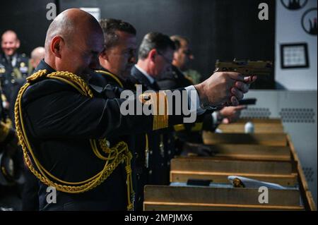 GRANDS LACS, Illinois (28 octobre 2022) – le Commodore Rodolfo Berazay Martinez, attaché naval d'Argentine, utilise le simulateur de gamme MILO au Commandement de l'entraînement des systèmes de combat de surface des Grands Lacs (SCSTC GL) lors d'une visite du campus. Le SCSTC Great Lakes forme plus de 10 000 marins chaque année sur 22 cours d'enseignement dans quatre écoles. Le SCSTC Grands Lacs est responsable de la supervision, du leadership et du perfectionnement professionnel 24 heures sur 24 pour plus de 2 500 élèves à tout moment. Ici, les marins développent leurs connaissances et compétences techniques, tout en continuant à bénéficier de mentori professionnel Banque D'Images