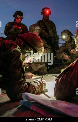 Les cadets de l’équipe alpha de la Citadelle travaillent ensemble pour tracer des itinéraires vers différents points de la carte lors de l’événement de navigation terrestre au cours du défi ROTC de l’Armée de terre 1st sur 28 octobre 2022 à fort KNOX, Ky. Le défi des Rangers dirige 26-29 octobre, et les deux meilleures équipes participent au concours de compétences militaires Sandhurst à l'Académie militaire de West point en avril 2023. | photo de Sarah Windmueller, États-Unis Affaires publiques du commandement des cadets de l'Armée Banque D'Images