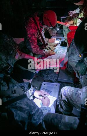 Les cadets de l’équipe alpha de l’Université de Géorgie du Nord travaillent ensemble pour tracer un itinéraire vers différents points de la carte lors de l’événement de navigation terrestre au cours du défi ROTC de l’Armée de terre 1st sur 28 octobre 2022 à fort KNOX, Ky. Le défi des Rangers dirige 26-29 octobre, et les deux meilleures équipes participent au concours de compétences militaires Sandhurst à l'Académie militaire de West point en avril 2023. | photo de Sarah Windmueller, États-Unis Affaires publiques du commandement des cadets de l'Armée Banque D'Images