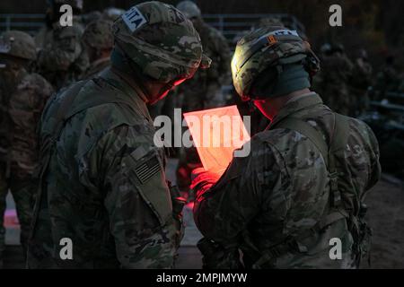 Les cadets de l’équipe alpha de la Citadelle discutent de différents points cartographiques à l’événement de navigation terrestre au cours du défi ROTC de l’Armée de terre de la Brigade 1st sur 28 octobre 2022 à fort KNOX, Ky. Le défi des Rangers dirige 26-29 octobre, et les deux meilleures équipes participent au concours de compétences militaires Sandhurst à l'Académie militaire de West point en avril 2023. | photo de Sarah Windmueller, États-Unis Affaires publiques du commandement des cadets de l'Armée Banque D'Images