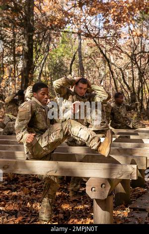 Les cadets du Collège militaire de Géorgie font la course contre la montre pour terminer le cours de confiance lors du défi des Rangers du ROTC de l’Armée de 1st sur 28 octobre à fort KNOX, Ky. Le défi des Rangers dirige 26-29 octobre, et les deux meilleures équipes participent au concours de compétences militaires Sandhurst à l'Académie militaire de West point en avril 2023. | photo de Sarah Windmueller, États-Unis Affaires publiques du commandement des cadets de l'Armée Banque D'Images