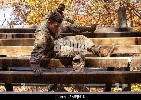 Les cadets du Collège militaire de Géorgie terminent le cours de confiance lors du défi des Rangers du ROTC de la brigade 1st sur 28 octobre à fort KNOX, Ky. Le défi des Rangers dirige 26-29 octobre, et les deux meilleures équipes participent au concours de compétences militaires Sandhurst à l'Académie militaire de West point en avril 2023. | photo de Sarah Windmueller, États-Unis Affaires publiques du commandement des cadets de l'Armée Banque D'Images