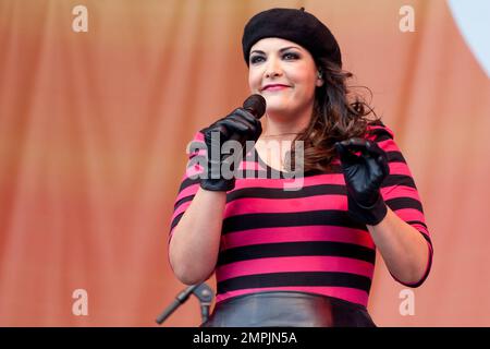 Le chanteur néerlandais Caro Emerald se produit au radio 2 Proms in the Park à Hyde Park. Londres. ROYAUME-UNI. 11th septembre 2011. Banque D'Images