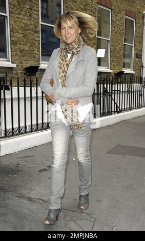 Carol McGiffin, présentatrice à la télévision, porte une tenue grise et blanche rehaussée d'un foulard à motifs lorsqu'elle se déplace à Soho. Londres, Royaume-Uni. 9/15/10. Banque D'Images