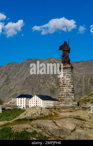 La statue de Saint Bernard, bâtiments et paysages alpins au sommet du col du Grand Saint-Bernard. Banque D'Images