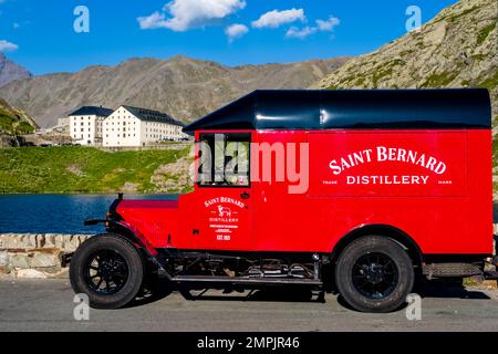 Une fourgonnette rouge d'époque de la distillerie Saint Bernard garée au sommet de la Great St. Col Bernard. Banque D'Images