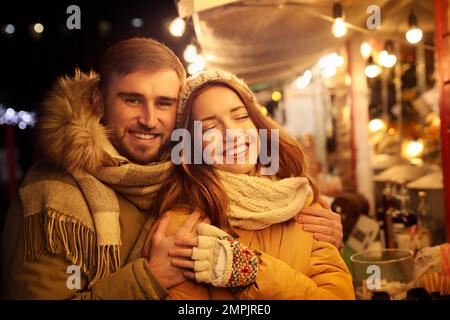 Un couple heureux passe du temps à la foire de Noël Banque D'Images