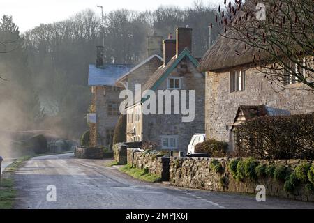 Cottages dans le village de Teffont Evias dans le Wiltshire. Banque D'Images