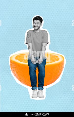 Collage photo créatif vertical de gai gentil optimiste satisfait gars assis sur un fruit orange isolé sur fond bleu Banque D'Images