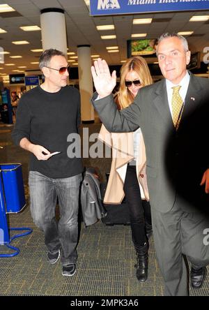 Exclusif !! Le présentateur de la télévision britannique et l'animateur de « Do You Think You CAN Dance » Cat Deeley arrive à l'aéroport international de Miami pour prendre un vol hors de la ville après avoir visité la ville pour tenir des auditions pour le spectacle à succès. Miami, Floride. 1/20/10. . Banque D'Images