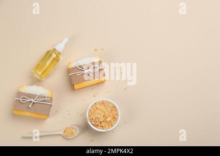 Composition Flat Lay avec savon naturel fait à la main sur fond beige. Espace pour le texte Banque D'Images