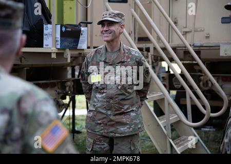 ÉTATS-UNIS Le lieutenant-général de la Force aérienne Marc H. Sasseville, 12th vice-chef du Bureau de la Garde nationale, visite Warfighter 23-2, 31st octobre, au Camp Atterbury, Ind. Warfighter 23-2 démontre les capacités stratégiques d'un élément de niveau division en partenariat avec plusieurs autres formations militaires de tailles différentes. (É.-U. Illustration de l'armée par le PFC Yancy Mendoza et le Sgt Joaquin Vasquez-Duran) Banque D'Images