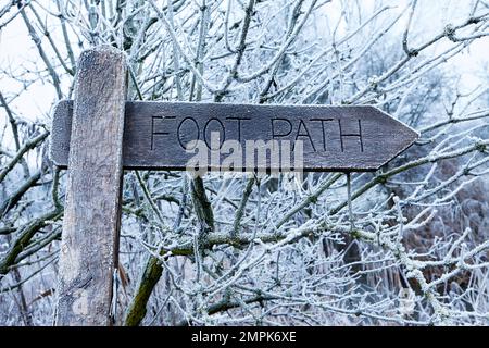 Un panneau sur un sentier public près du village de Hanging Langford dans le Wiltshire. Banque D'Images