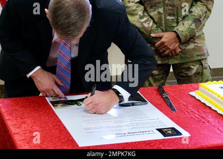 États-Unis Craig Deatrick, directeur du Commandement de la gestion de l’installation de l’Armée de terre – Pacifique, signe un engagement de leadership lors d’une cérémonie commémorant les deux décennies d’habilitation des États-Unis par IMCOM-Pacifique État de préparation de l'armée aux États-Unis Des garnisons de l'armée à travers le Pacifique depuis le quartier général de l'IMCOM-Pacifique à fort Shafter, Hawaï sur 31 octobre 2022. Banque D'Images